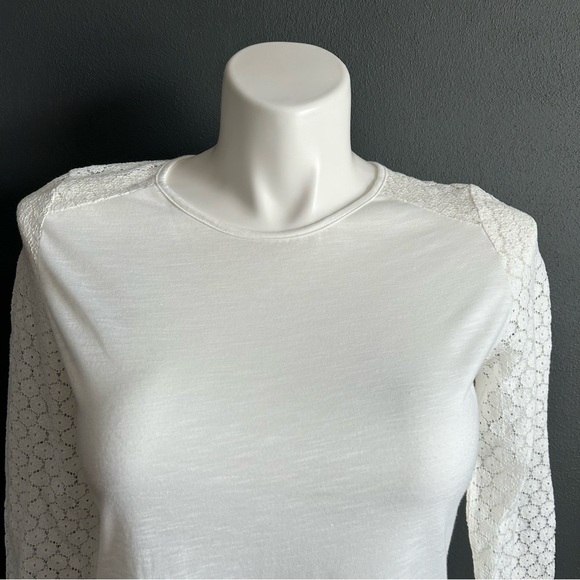 SHEIN Frenchy Contrast Lace Button Back Tee - Picture 4 of 9